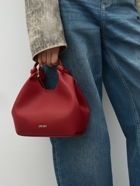 Женский тоут DKNY PAULA SM TOTE, Артикул R53BAM60(K), красный | 5038858. Ракурс 5 Женский тоут DKNY PAULA SM TOTE, Артикул R53BAM60(K), красный | 5038858. Ракурс 5