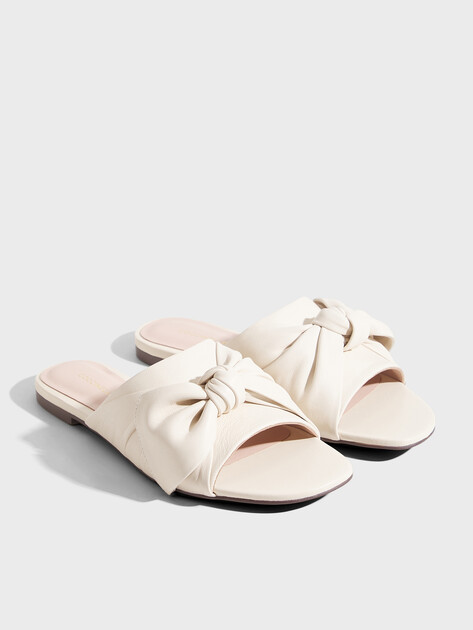 Женские шлепанцы COCCINELLE SLIDE SMOOTH LEATHER, Артикул E4 U1C 17 01 01, молочно-бежевый | 5046661. Ракурс 2