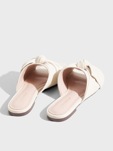Женские шлепанцы COCCINELLE SLIDE SMOOTH LEATHER, Артикул E4 U1C 17 01 01, молочно-бежевый | 5046661. Ракурс 5