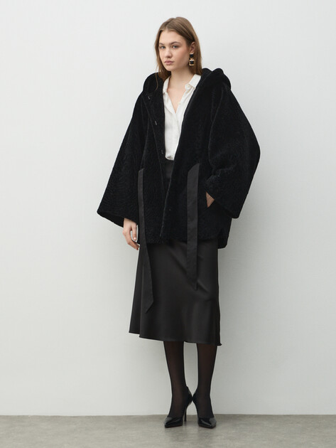 Женская шуба MAISON DAVID, Артикул SIMONA_ASTR, черный | 5048572. Ракурс 2 Женская шуба MAISON DAVID, Артикул SIMONA_ASTR, черный | 5048572. Ракурс 2