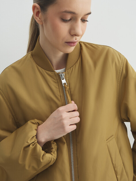 Женский бомбер MARC O'POLO, Артикул 5000007726, светлый хаки | 5051270. Ракурс 3 Женский бомбер MARC O'POLO, Артикул 5000007726, светлый хаки | 5051270. Ракурс 3