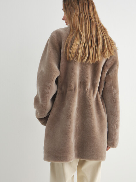 Женская шуба  MAISON DAVID, Артикул FEFE_STR, пыльно-бежевый | 5058843. Ракурс 4