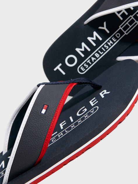 Мужские вьетнамки TOMMY HILFIGER Tumble Beach Sandal, Артикул FM0FM05710, темно-синий | 5063670. Ракурс 3