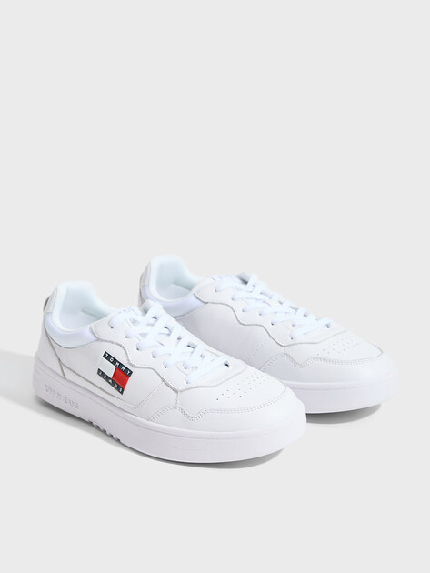 Мужские кеды TOMMY JEANS Embossed Cupsole Trainers, Артикул EM0EM01443, белый | 5063856. Ракурс 2