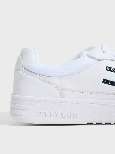 Мужские кеды TOMMY JEANS Embossed Cupsole Trainers, Артикул EM0EM01443, белый | 5063856. Ракурс 3