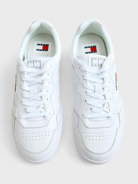 Мужские кеды TOMMY JEANS Embossed Cupsole Trainers, Артикул EM0EM01443, белый | 5063856. Ракурс 4