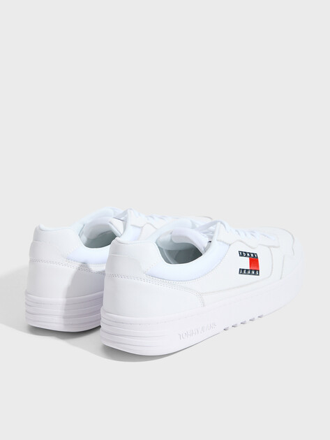 Мужские кеды TOMMY JEANS Embossed Cupsole Trainers, Артикул EM0EM01443, белый | 5063856. Ракурс 5
