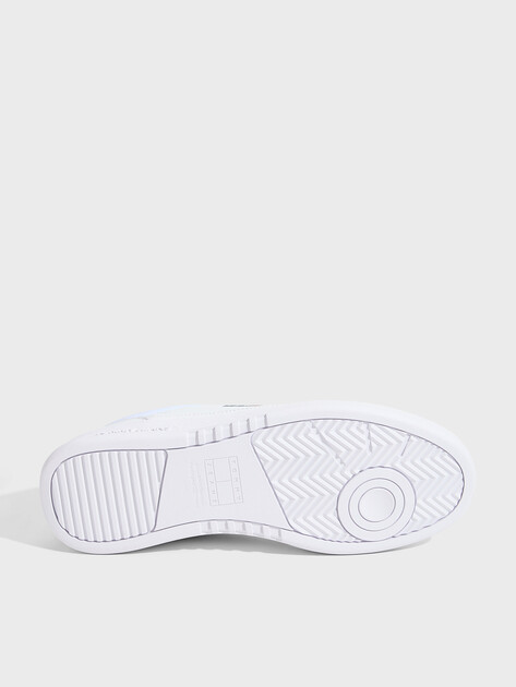 Мужские кеды TOMMY JEANS Embossed Cupsole Trainers, Артикул EM0EM01443, белый | 5063856. Ракурс 6