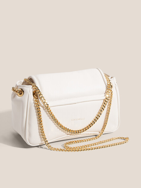 Женская сумка  COCCINELLE HANDBAG PUFFY SMOOTH LEA/SMOOT, Артикул E1 SUE 12 02 01, молочно-белый | 5065614. Ракурс 3
