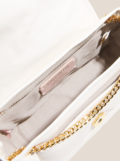 Женская сумка  COCCINELLE HANDBAG PUFFY SMOOTH LEA/SMOOT, Артикул E1 SUE 12 02 01, молочно-белый | 5065614. Ракурс 4