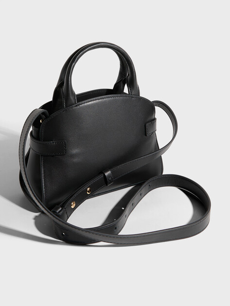 Женская сумка COCCINELLE HANDBAG SMOOTH LEATHER, Артикул E1 TLA 18 03 01, черный | 5065657. Ракурс 3 Женская сумка COCCINELLE HANDBAG SMOOTH LEATHER, Артикул E1 TLA 18 03 01, черный | 5065657. Ракурс 3