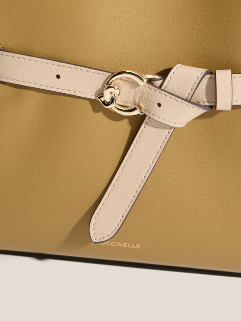 Женский тоут COCCINELLE HANDBAG SMOOTH LEA/SMOOTH L/SM, Артикул E1 ULC 18 04 01, оливковый | 5065671. Ракурс 2