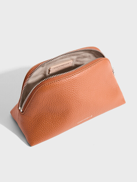 Набор женских косметичек COCCINELLE BIS TRAVEL BEAUTY GRAINED LEAT, Артикул E5 TMF 25 05 01, оранжево-коричневый | 5065887. Ракурс 4