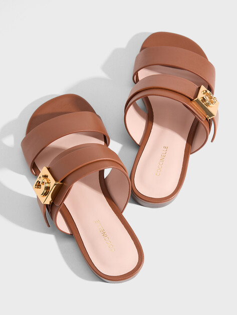 Женские шлепанцы COCCINELLE FLAT SANDAL COW LEATHER, Артикул E4 U7Q 17 01 01, светло-коричневый | 5073356. Ракурс 5 Женские шлепанцы COCCINELLE FLAT SANDAL COW LEATHER, Артикул E4 U7Q 17 01 01, светло-коричневый | 5073356. Ракурс 5
