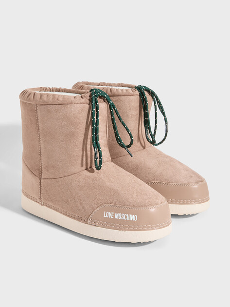 Женские дутики LOVE MOSCHINO SKI BOOT, Артикул JA24112G FW26, бежево-коричневый | 5078310. Ракурс 2 Женские дутики LOVE MOSCHINO SKI BOOT, Артикул JA24112G FW26, бежево-коричневый | 5078310. Ракурс 2