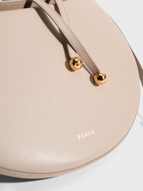 Женская сумка  FURLA, Артикул FURLA MOONSTONE M SHOULDER BAG, серо-бежевый | 5079521. Ракурс 2