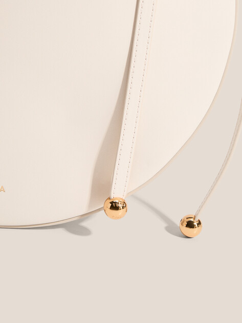 Женская сумка  FURLA, Артикул FURLA MOONSTONE M SHOULDER BAG, молочно-белый | 5079525. Ракурс 2