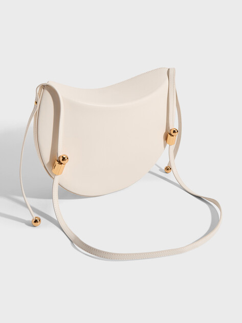 Женская сумка  FURLA, Артикул FURLA MOONSTONE M SHOULDER BAG, молочно-белый | 5079525. Ракурс 3