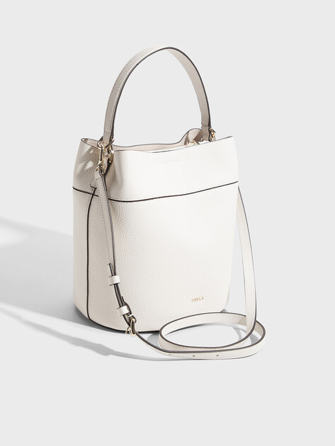 Женская сумка FURLA, Артикул FURLA AMELIA M BUCKET BAG, молочно-белый | 5079575. Ракурс 3 Женская сумка FURLA, Артикул FURLA AMELIA M BUCKET BAG, молочно-белый | 5079575. Ракурс 3