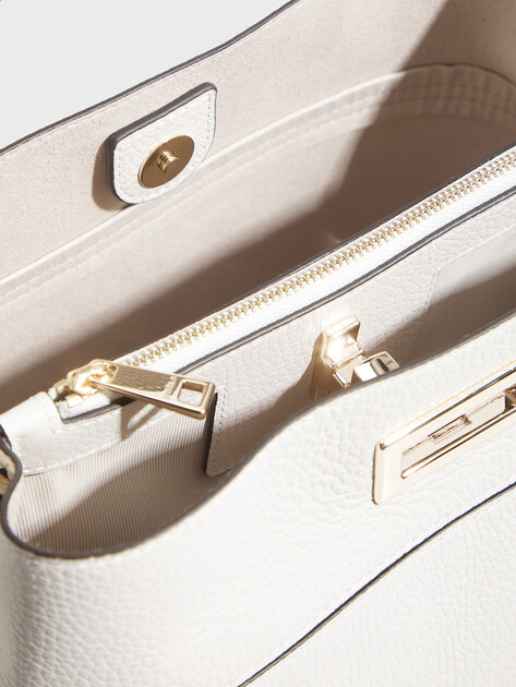 Женская сумка FURLA, Артикул FURLA AMELIA M BUCKET BAG, молочно-белый | 5079575. Ракурс 4 Женская сумка FURLA, Артикул FURLA AMELIA M BUCKET BAG, молочно-белый | 5079575. Ракурс 4