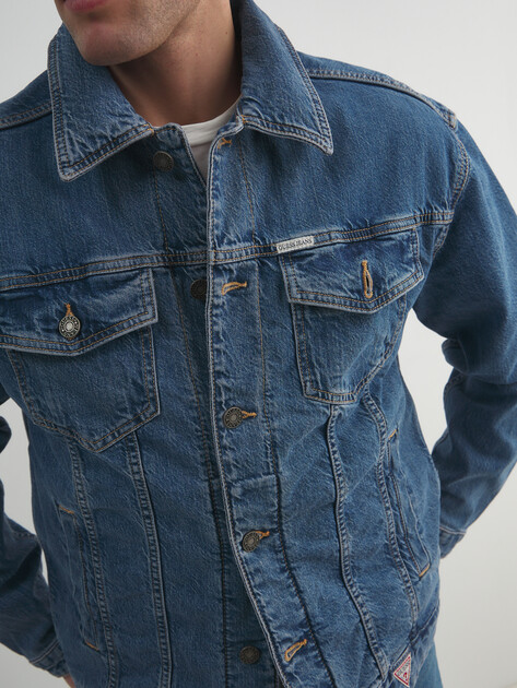 Мужская джинсовая куртка GUESS JEANS GJ MENS OVERSIZE TRUCKER JACKE, Артикул M4YN38D5DO2, голубой | 5089806. Ракурс 3