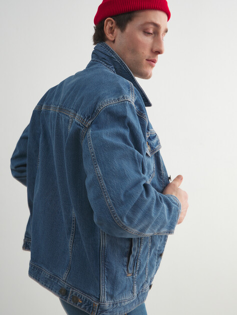 Мужская джинсовая куртка GUESS JEANS GJ MENS OVERSIZE TRUCKER JACKE, Артикул M4YN38D5DO2, голубой | 5089806. Ракурс 4