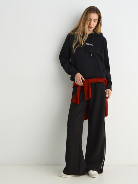 Женские брюки GUESS JEANS GJ SCUBA TRACK PANT, Артикул W6RB43KD122, черный | 5090283. Ракурс 2