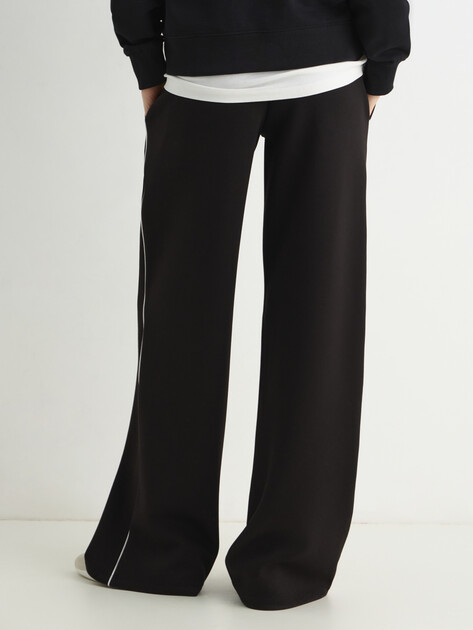 Женские брюки GUESS JEANS GJ SCUBA TRACK PANT, Артикул W6RB43KD122, черный | 5090283. Ракурс 4