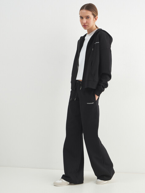Женские брюки GUESS JEANS GJ REG ICONIC EMBRO JOGGER, Артикул W6RB52K68I4, черный | 5090289. Ракурс 2