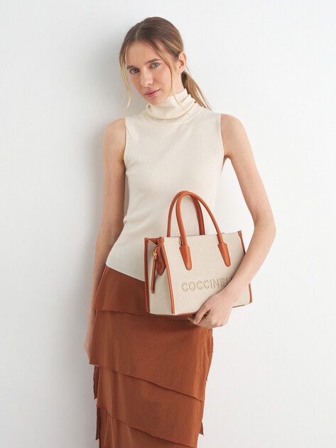 Женский тоут COCCINELLE HANDBAG CANVAS FABR./GRAINED L, Артикул E1 UAL 18 01 01, светло-бежевый | 5092666. Ракурс 5 Женский тоут COCCINELLE HANDBAG CANVAS FABR./GRAINED L, Артикул E1 UAL 18 01 01, светло-бежевый | 5092666. Ракурс 5