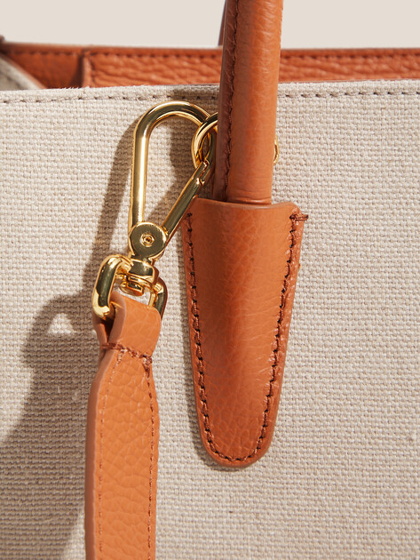 Женский тоут COCCINELLE HANDBAG CANVAS FABR./GRAINED L, Артикул E1 UAL 18 01 01, светло-бежевый | 5092666. Ракурс 2 Женский тоут COCCINELLE HANDBAG CANVAS FABR./GRAINED L, Артикул E1 UAL 18 01 01, светло-бежевый | 5092666. Ракурс 2