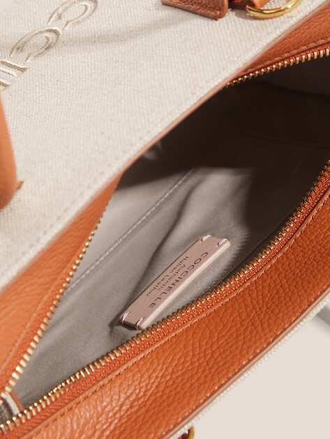 Женский тоут COCCINELLE HANDBAG CANVAS FABR./GRAINED L, Артикул E1 UAL 18 01 01, светло-бежевый | 5092666. Ракурс 4 Женский тоут COCCINELLE HANDBAG CANVAS FABR./GRAINED L, Артикул E1 UAL 18 01 01, светло-бежевый | 5092666. Ракурс 4