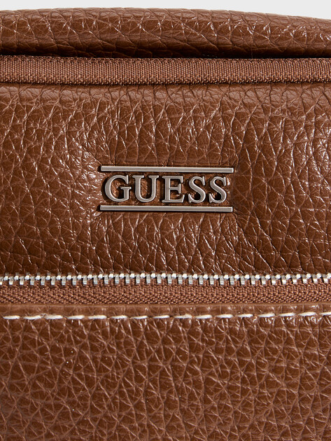 Мужская сумка GUESS BOSTON CROSSBODY FLAT, Артикул HMBOGSP6223, темно-коричневый | 5094181. Ракурс 2 Мужская сумка GUESS BOSTON CROSSBODY FLAT, Артикул HMBOGSP6223, темно-коричневый | 5094181. Ракурс 2