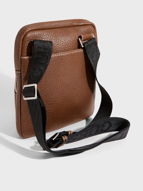 Мужская сумка GUESS BOSTON CROSSBODY FLAT, Артикул HMBOGSP6223, темно-коричневый | 5094181. Ракурс 3 Мужская сумка GUESS BOSTON CROSSBODY FLAT, Артикул HMBOGSP6223, темно-коричневый | 5094181. Ракурс 3
