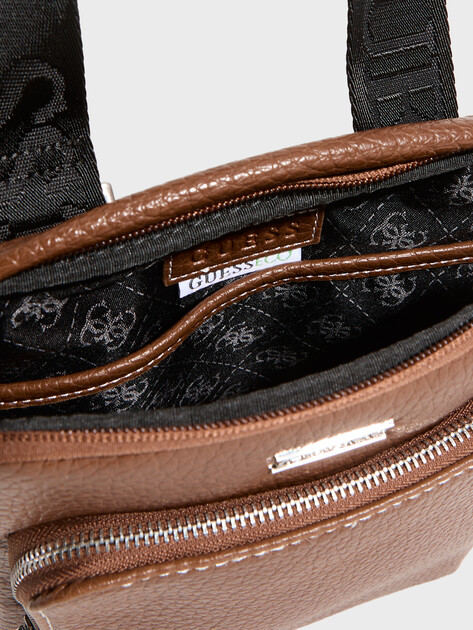 Мужская сумка GUESS BOSTON CROSSBODY FLAT, Артикул HMBOGSP6223, темно-коричневый | 5094181. Ракурс 4 Мужская сумка GUESS BOSTON CROSSBODY FLAT, Артикул HMBOGSP6223, темно-коричневый | 5094181. Ракурс 4