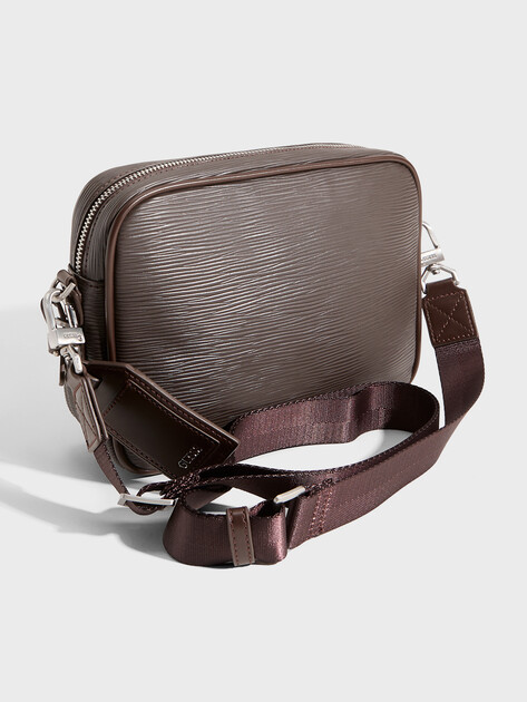 Мужская сумка  GUESS MILANO CROSSBODY DOUBLE ZIP, Артикул HMMIPWP6222, темно-коричневый | 5094199. Ракурс 3