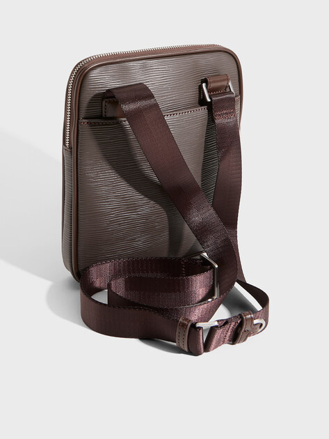 Мужская сумка  GUESS MILANO CROSSBODY FLAT, Артикул HMMIPWP6223, темно-коричневый | 5094204. Ракурс 3