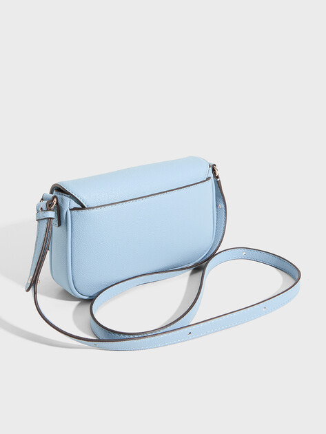 Женская сумка через плечо кросс-боди GUESS ISOLA CONVERTIBLE XBODY FLAP, Артикул HWBG9905210, голубой | 5094281. Ракурс 3