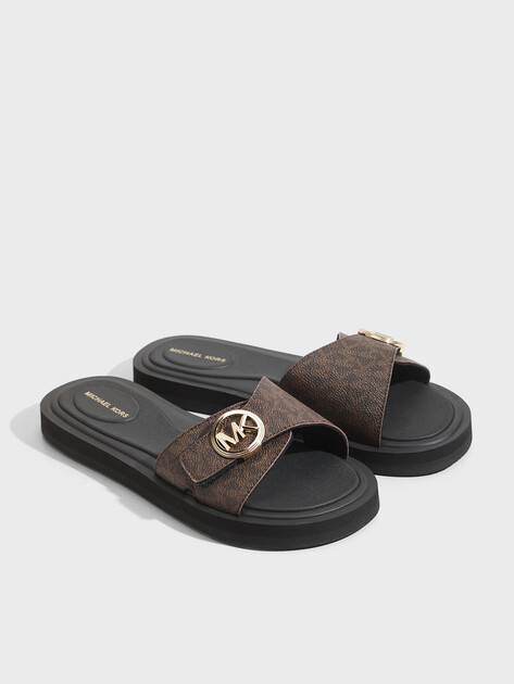 Женские шлепанцы MICHAEL KORS MK POOL SLIDE, Артикул 40R6MKFA1B(K), темно-коричневый | 5117599. Ракурс 2 Женские шлепанцы MICHAEL KORS MK POOL SLIDE, Артикул 40R6MKFA1B(K), темно-коричневый | 5117599. Ракурс 2