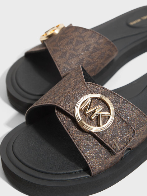 Женские шлепанцы MICHAEL KORS MK POOL SLIDE, Артикул 40R6MKFA1B(K), темно-коричневый | 5117599. Ракурс 3 Женские шлепанцы MICHAEL KORS MK POOL SLIDE, Артикул 40R6MKFA1B(K), темно-коричневый | 5117599. Ракурс 3