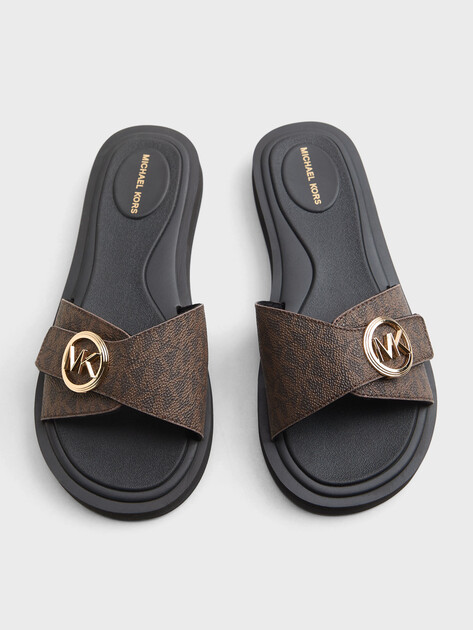 Женские шлепанцы MICHAEL KORS MK POOL SLIDE, Артикул 40R6MKFA1B(K), темно-коричневый | 5117599. Ракурс 4 Женские шлепанцы MICHAEL KORS MK POOL SLIDE, Артикул 40R6MKFA1B(K), темно-коричневый | 5117599. Ракурс 4