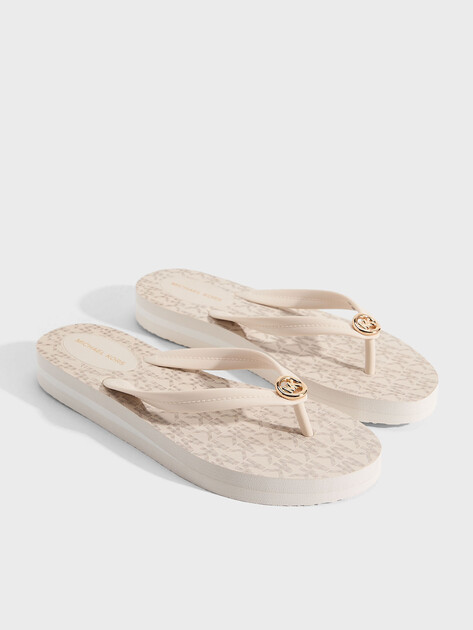 Женские вьетнамки MICHAEL KORS POSIE FLIP FLOP, Артикул 40S6PSFA2Q(K), светло-бежевый | 5117667. Ракурс 2 Женские вьетнамки MICHAEL KORS POSIE FLIP FLOP, Артикул 40S6PSFA2Q(K), светло-бежевый | 5117667. Ракурс 2