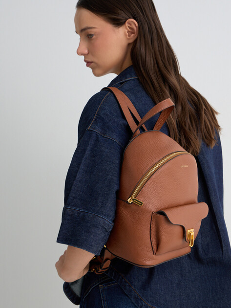 Женский рюкзак COCCINELLE HANDBAG GRAINED LEATHER / COGN, Артикул E1 TFK 14 01 01, коричневый | 5129892. Ракурс 5