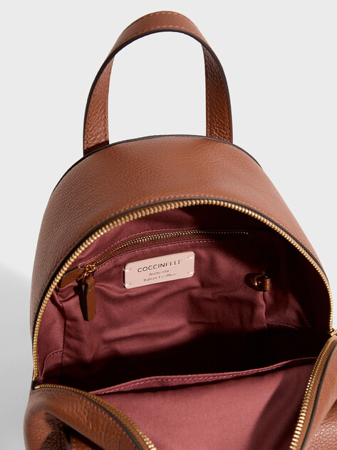 Женский рюкзак COCCINELLE HANDBAG GRAINED LEATHER / COGN, Артикул E1 TFK 14 01 01, коричневый | 5129892. Ракурс 4