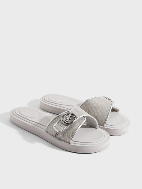 Женские сланцы MICHAEL KORS MK POOL SLIDE, Артикул 40R6MKFA1D(K), серебряный | 5131792. Ракурс 2 Женские сланцы MICHAEL KORS MK POOL SLIDE, Артикул 40R6MKFA1D(K), серебряный | 5131792. Ракурс 2