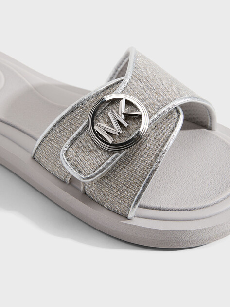 Женские сланцы MICHAEL KORS MK POOL SLIDE, Артикул 40R6MKFA1D(K), серебряный | 5131792. Ракурс 3 Женские сланцы MICHAEL KORS MK POOL SLIDE, Артикул 40R6MKFA1D(K), серебряный | 5131792. Ракурс 3
