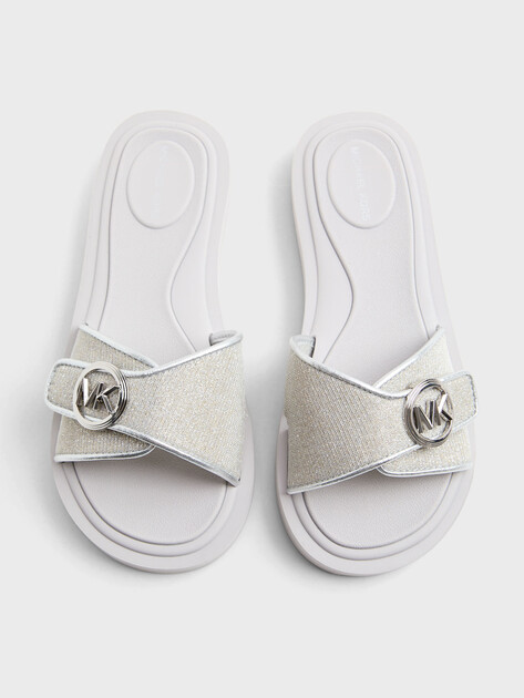 Женские сланцы MICHAEL KORS MK POOL SLIDE, Артикул 40R6MKFA1D(K), серебряный | 5131792. Ракурс 4 Женские сланцы MICHAEL KORS MK POOL SLIDE, Артикул 40R6MKFA1D(K), серебряный | 5131792. Ракурс 4