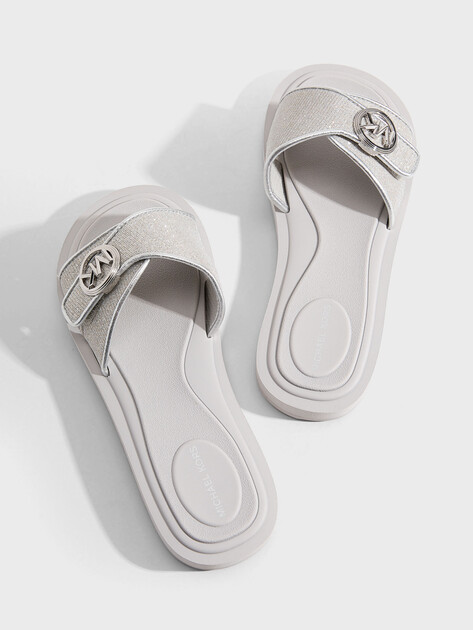 Женские сланцы MICHAEL KORS MK POOL SLIDE, Артикул 40R6MKFA1D(K), серебряный | 5131792. Ракурс 5 Женские сланцы MICHAEL KORS MK POOL SLIDE, Артикул 40R6MKFA1D(K), серебряный | 5131792. Ракурс 5