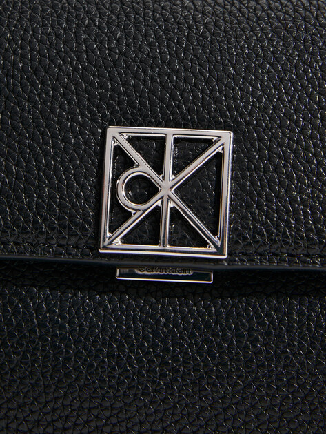 Женская сумка CALVIN KLEIN EMBLEM HW PEBBLE SHOULDER BAG, Артикул LV04F3425G(K), черный | 5142486. Ракурс 2 Женская сумка CALVIN KLEIN EMBLEM HW PEBBLE SHOULDER BAG, Артикул LV04F3425G(K), черный | 5142486. Ракурс 2
