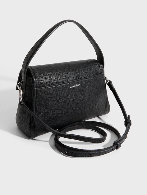 Женская сумка CALVIN KLEIN EMBLEM HW PEBBLE SHOULDER BAG, Артикул LV04F3425G(K), черный | 5142486. Ракурс 3 Женская сумка CALVIN KLEIN EMBLEM HW PEBBLE SHOULDER BAG, Артикул LV04F3425G(K), черный | 5142486. Ракурс 3